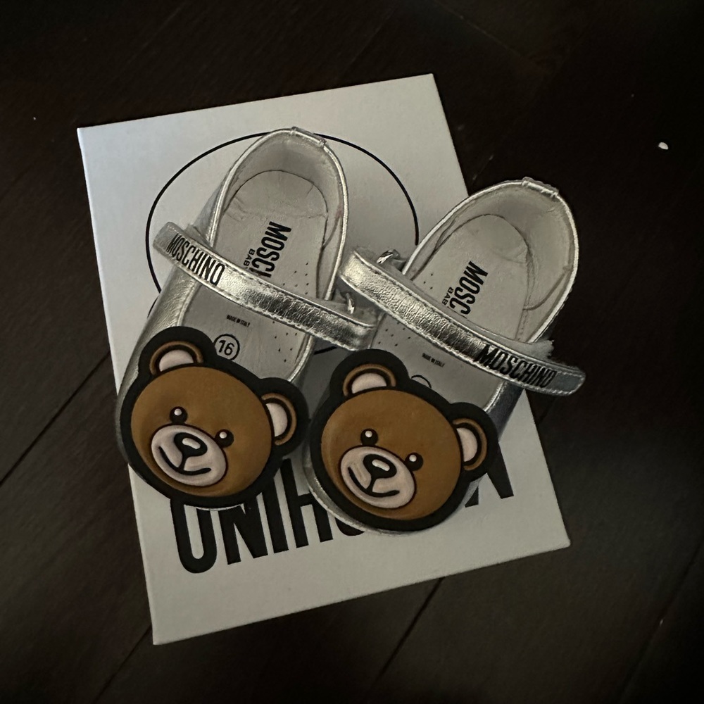 Silver moschino bear crib shoes size 16